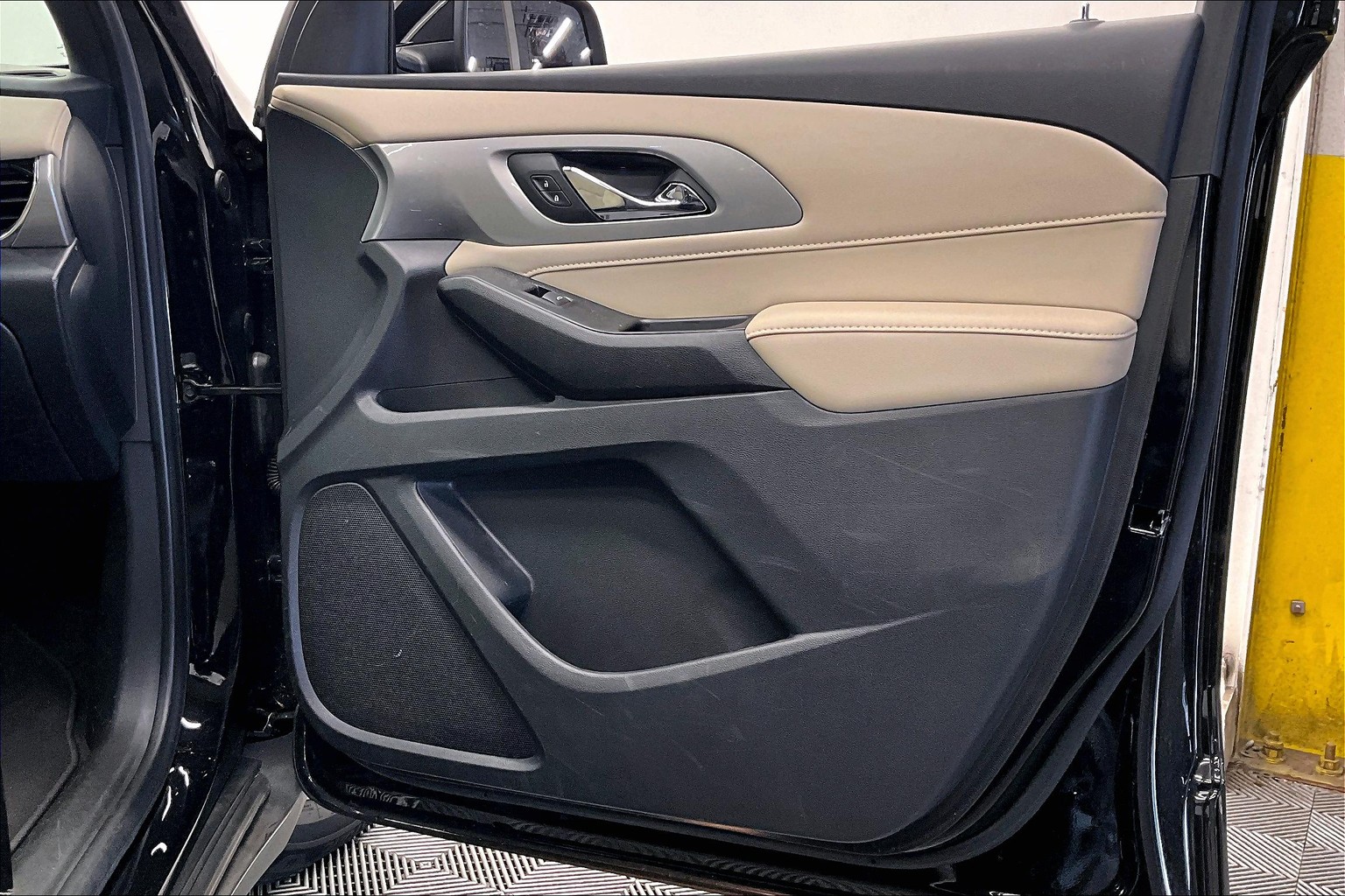 Used Mosaic Black Metallic 2022 Chevrolet Traverse LS for